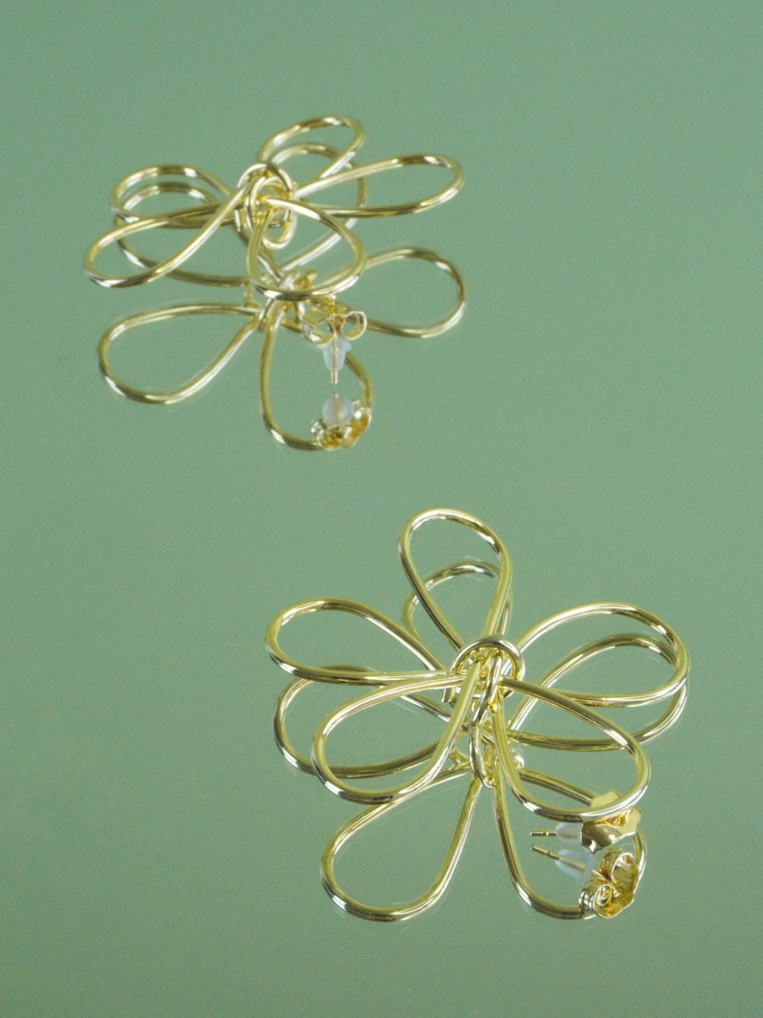 Aretes Flor Minimalista Dorada