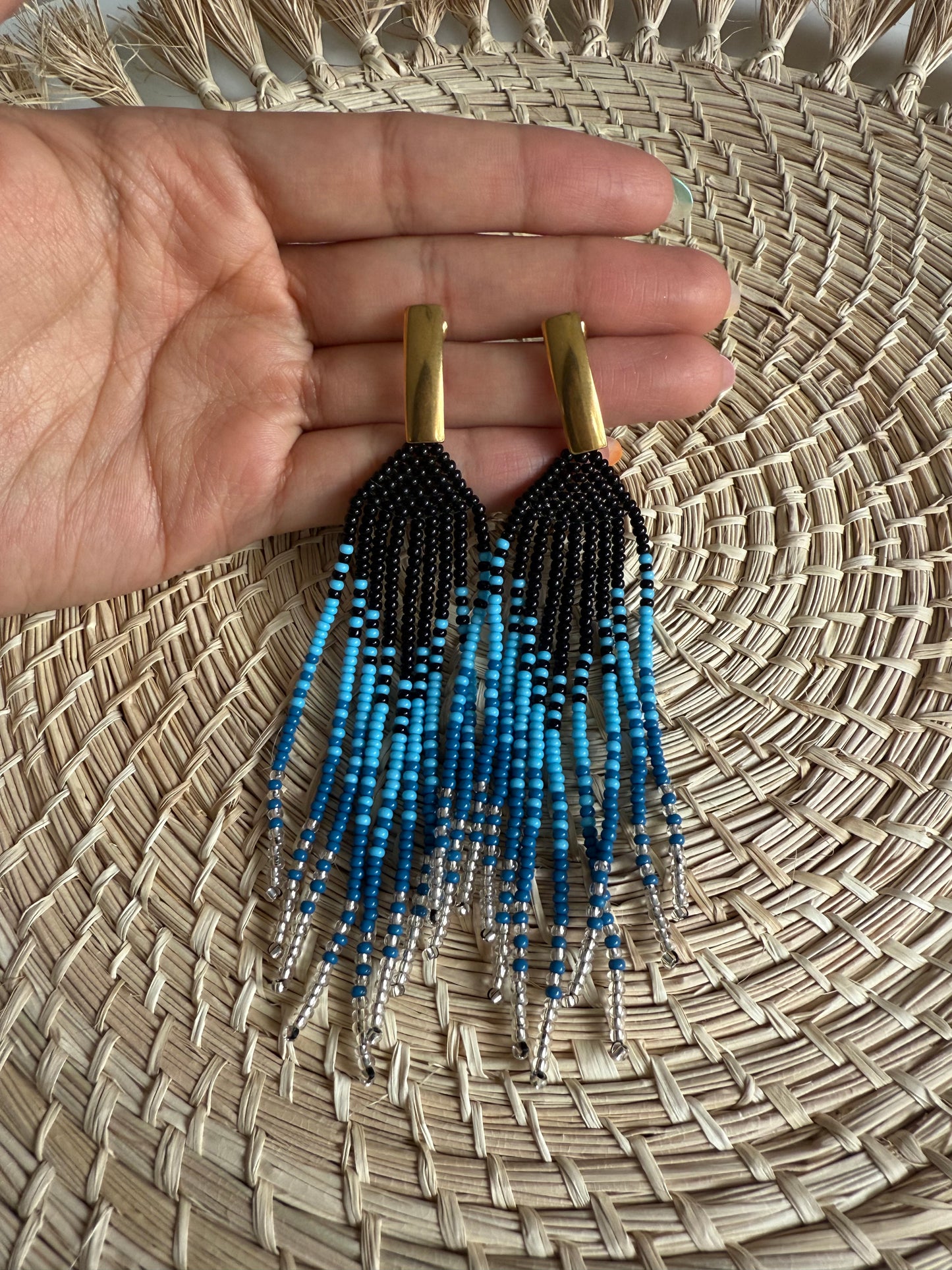 Aretes largos de mostacilla en tonos negro y azul