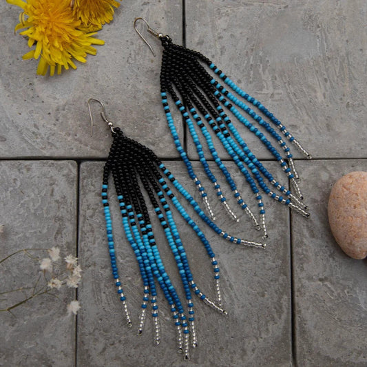 Aretes largos de mostacilla en tonos negro y azul