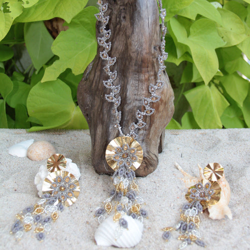 Golden root necklace with black