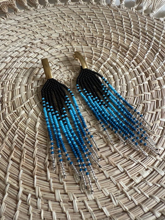 Aretes largos de mostacilla en tonos negro y azul